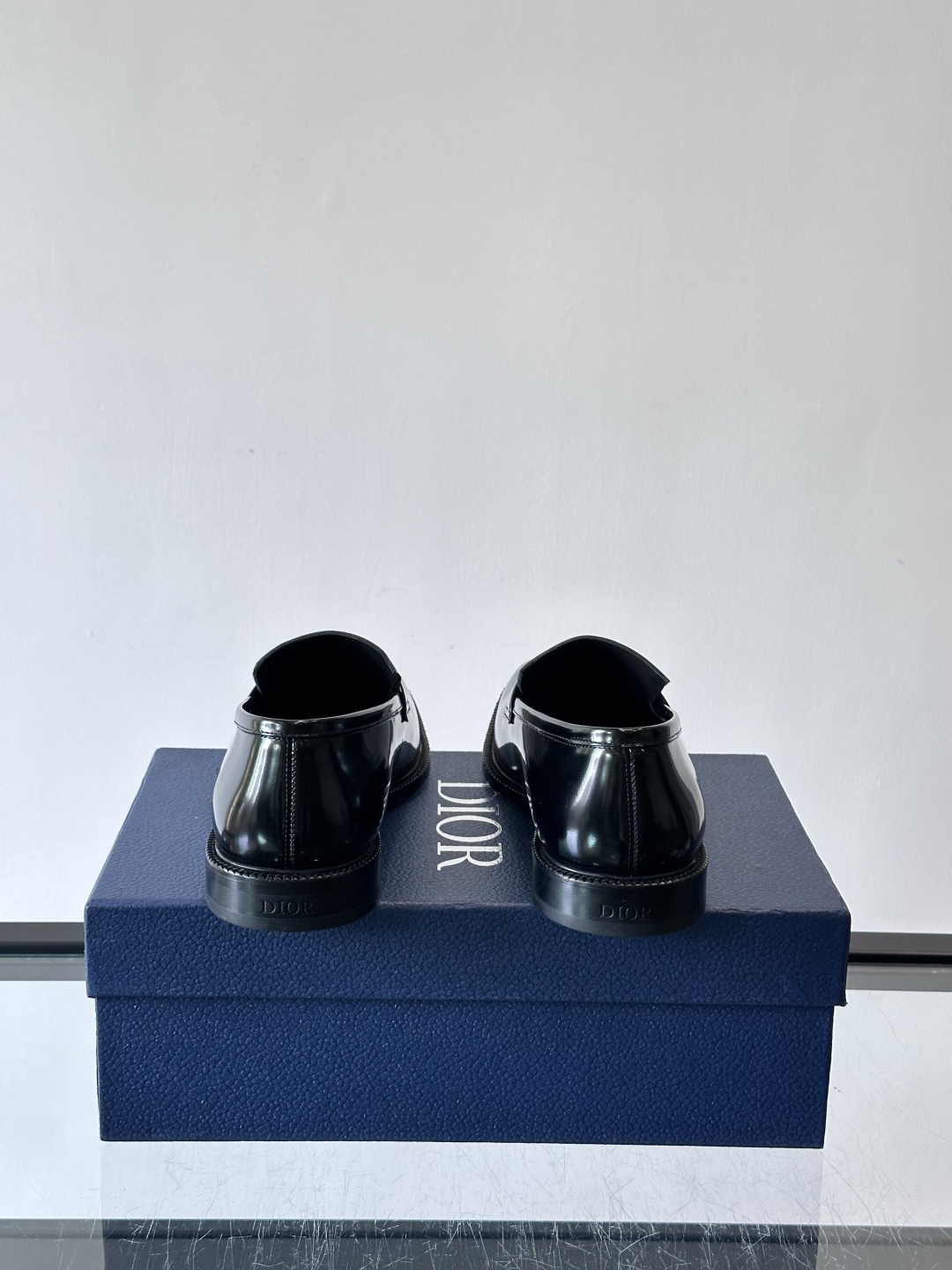 Dior男士正装皮鞋，选用优质小牛皮，亮面光泽感超赞，经典又实用，商务宴会、婚礼都能轻松驾驭。鞋底耐磨，