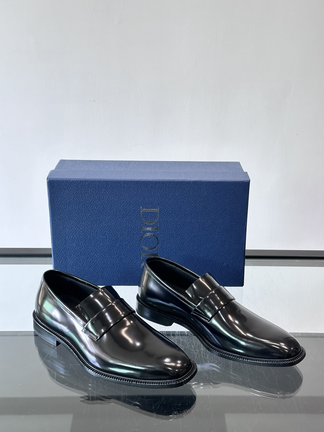 Dior男士正装皮鞋，选用优质小牛皮，亮面光泽感超赞，经典又实用，商务宴会、婚礼都能轻松驾驭。鞋底耐磨，