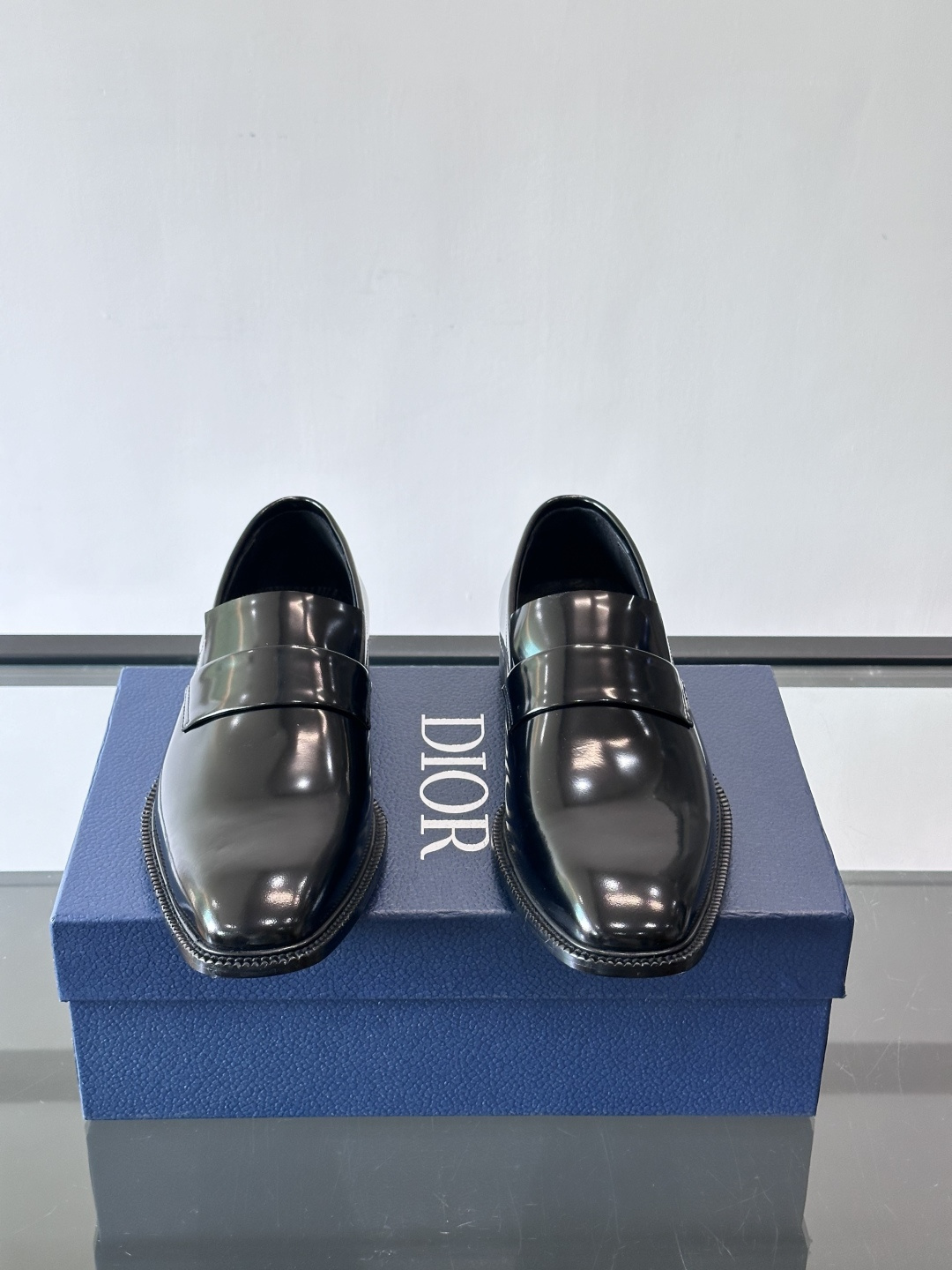 Dior男士正装皮鞋，选用优质小牛皮，亮面光泽感超赞，经典又实用，商务宴会、婚礼都能轻松驾驭。鞋底耐磨，