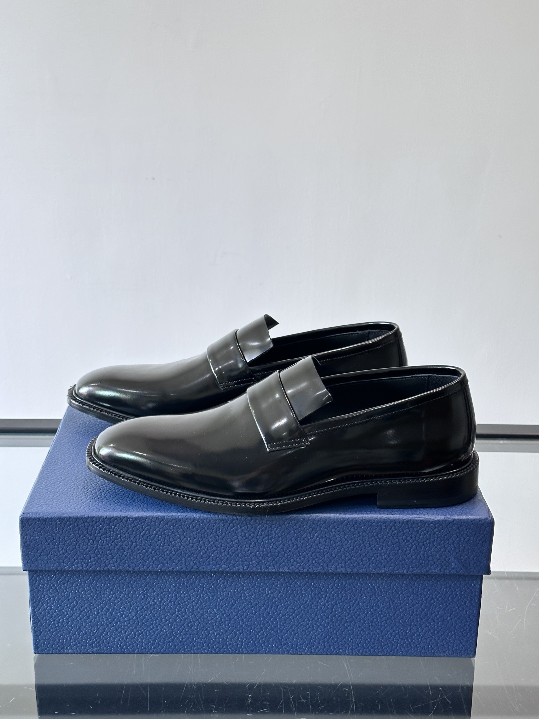 Dior男士正装皮鞋，选用优质小牛皮，亮面光泽感超赞，经典又实用，商务宴会、婚礼都能轻松驾驭。鞋底耐磨，