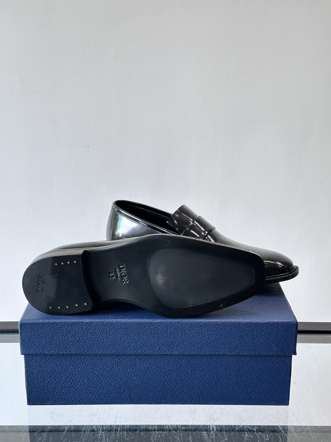 Dior男士正装皮鞋，选用优质小牛皮，亮面光泽感超赞，经典又实用，商务宴会、婚礼都能轻松驾驭。鞋底耐磨，