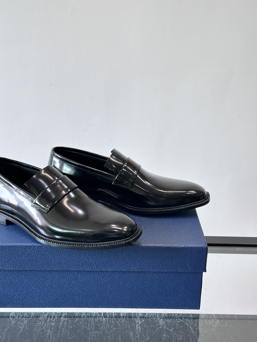 Dior男士正装皮鞋，选用优质小牛皮，亮面光泽感超赞，经典又实用，商务宴会、婚礼都能轻松驾驭。鞋底耐磨，