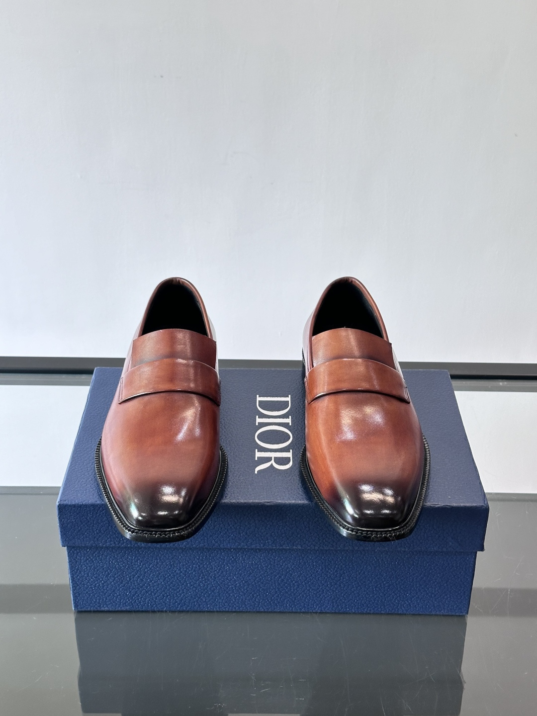 Dior男士正装皮鞋，选用优质小牛皮，亮面光泽感超赞，经典又实用，商务宴会、婚礼都能轻松驾驭。鞋底耐磨，