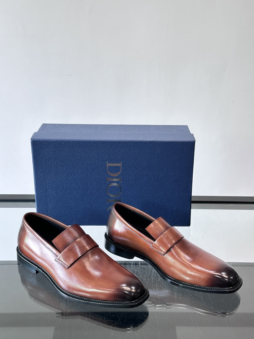 Dior男士正装皮鞋，选用优质小牛皮，亮面光泽感超赞，经典又实用，商务宴会、婚礼都能轻松驾驭。鞋底耐磨，