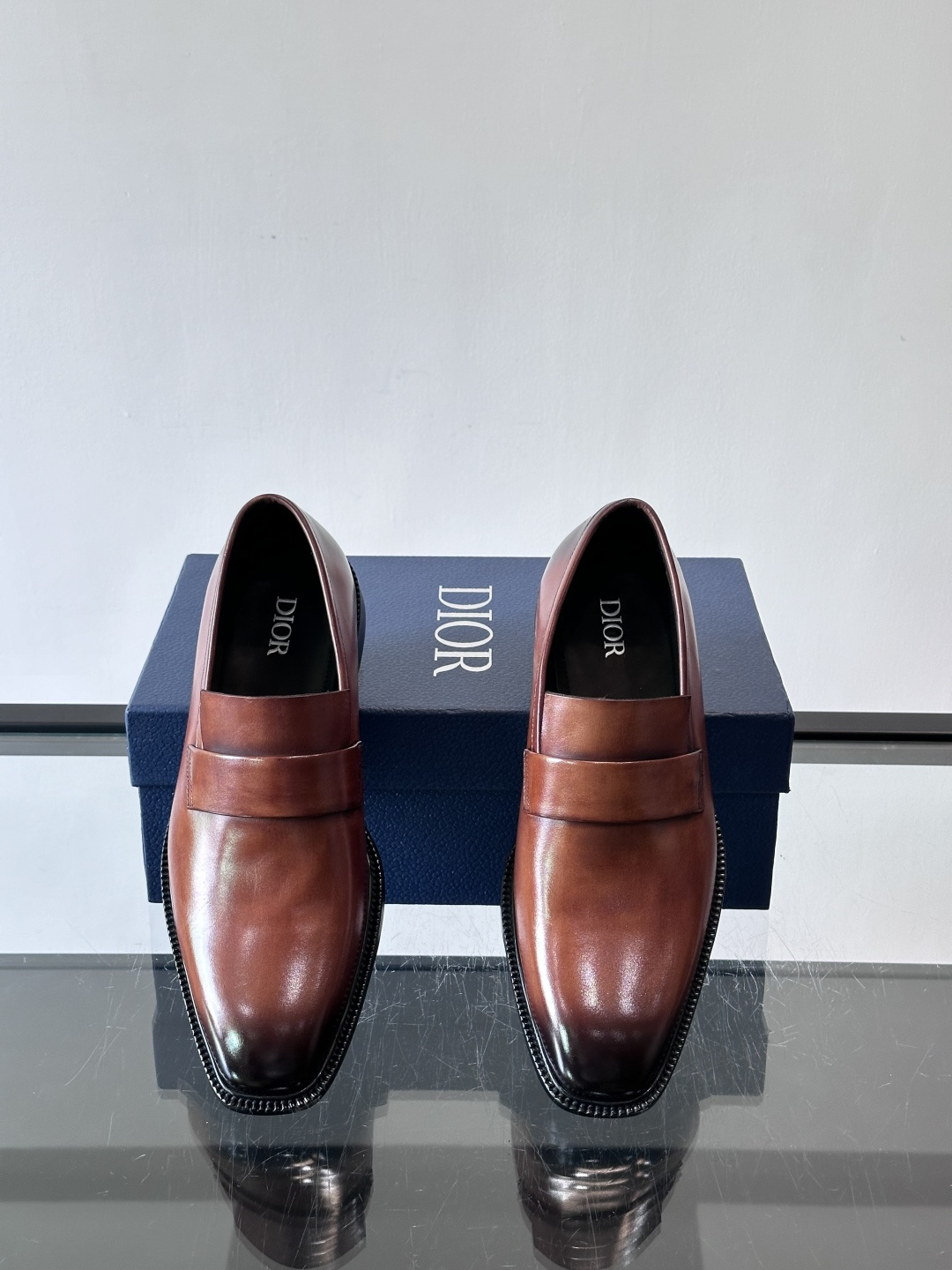Dior男士正装皮鞋，选用优质小牛皮，亮面光泽感超赞，经典又实用，商务宴会、婚礼都能轻松驾驭。鞋底耐磨，