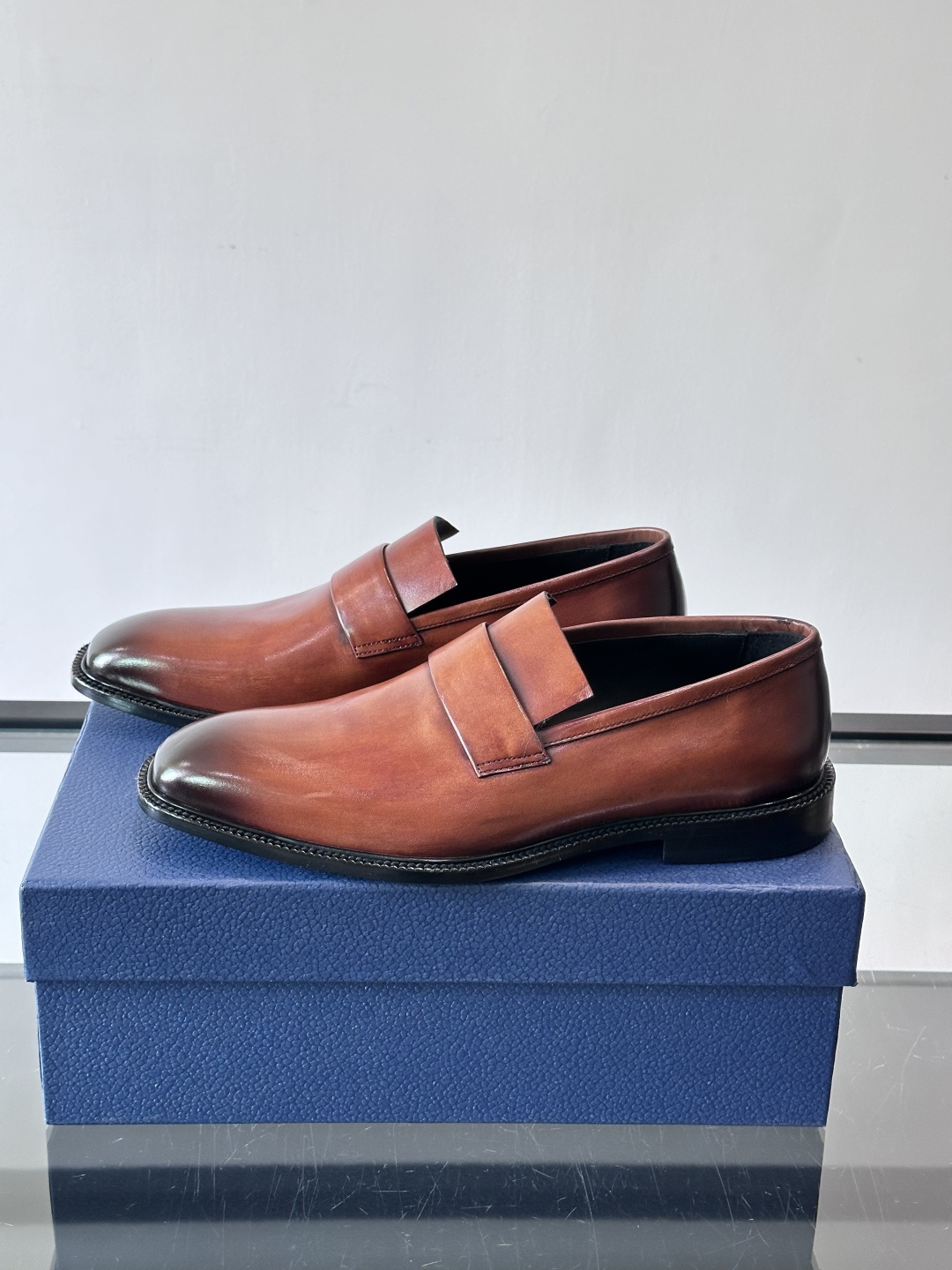 Dior男士正装皮鞋，选用优质小牛皮，亮面光泽感超赞，经典又实用，商务宴会、婚礼都能轻松驾驭。鞋底耐磨，