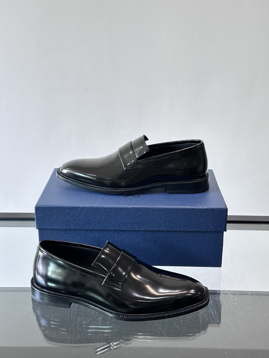 Dior男士正装皮鞋，选用优质小牛皮，亮面光泽感超赞，经典又实用，商务宴会、婚礼都能轻松驾驭。鞋底耐磨，