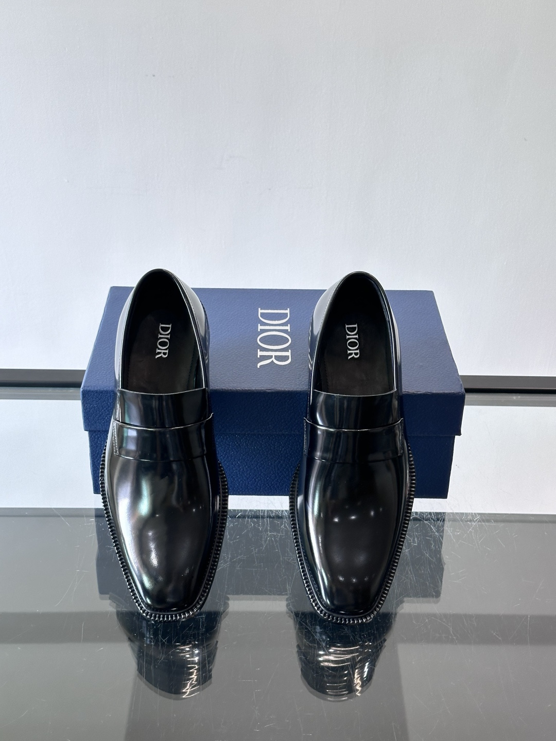 Dior男士正装皮鞋，选用优质小牛皮，亮面光泽感超赞，经典又实用，商务宴会、婚礼都能轻松驾驭。鞋底耐磨，