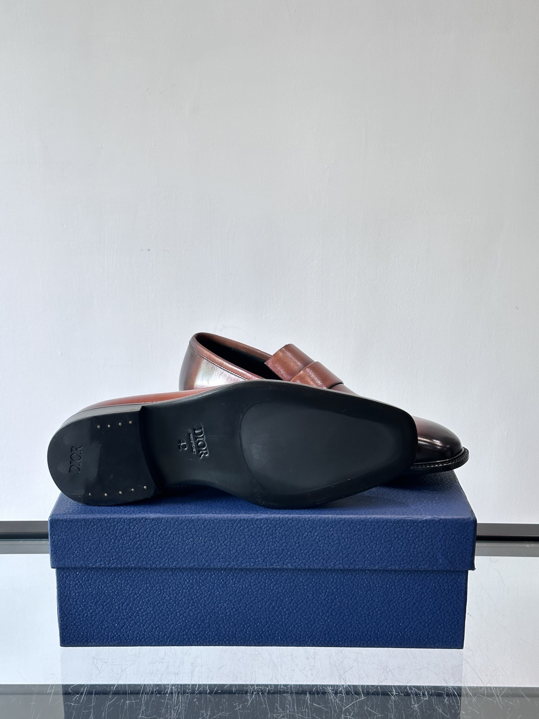 Dior男士正装皮鞋，选用优质小牛皮，亮面光泽感超赞，经典又实用，商务宴会、婚礼都能轻松驾驭。鞋底耐磨，