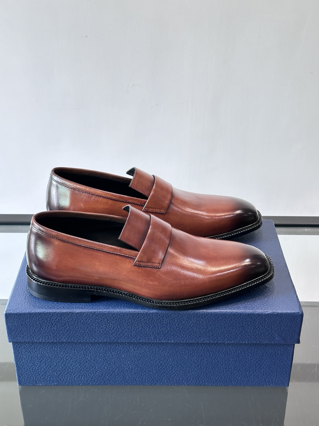 Dior男士正装皮鞋，选用优质小牛皮，亮面光泽感超赞，经典又实用，商务宴会、婚礼都能轻松驾驭。鞋底耐磨，