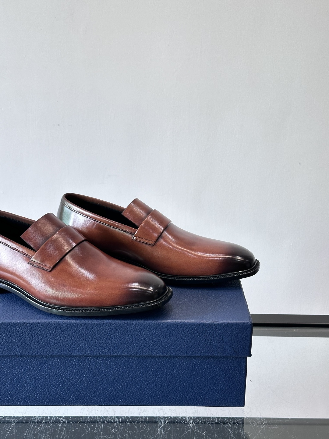 Dior男士正装皮鞋，选用优质小牛皮，亮面光泽感超赞，经典又实用，商务宴会、婚礼都能轻松驾驭。鞋底耐磨，