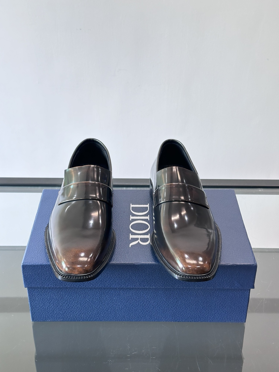 Dior男士正装皮鞋，选用优质小牛皮，亮面光泽感超赞，经典又实用，商务宴会、婚礼都能轻松驾驭。鞋底耐磨，