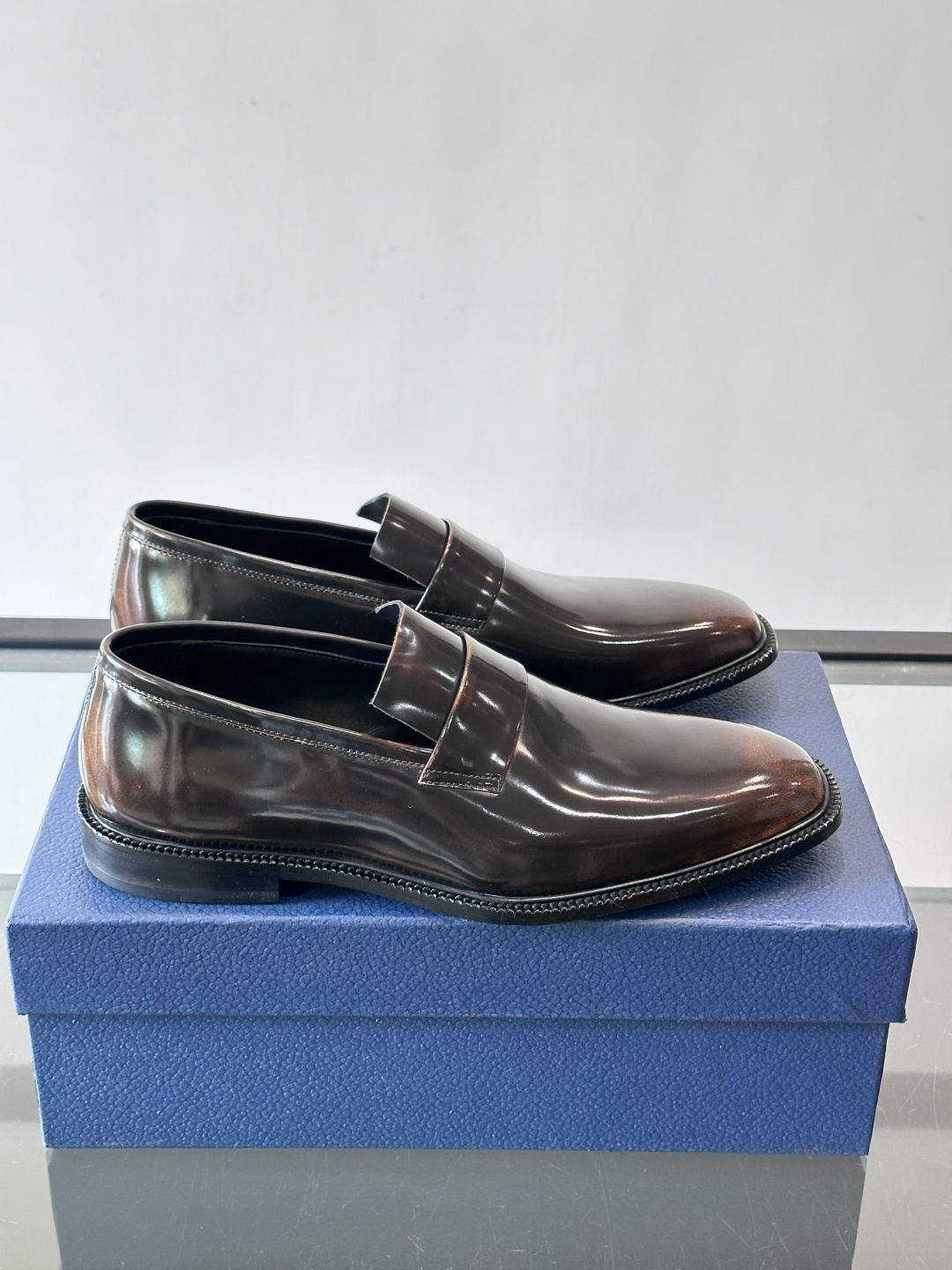 Dior男士正装皮鞋，选用优质小牛皮，亮面光泽感超赞，经典又实用，商务宴会、婚礼都能轻松驾驭。鞋底耐磨，