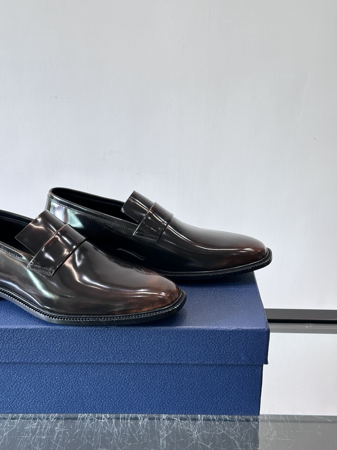 Dior男士正装皮鞋，选用优质小牛皮，亮面光泽感超赞，经典又实用，商务宴会、婚礼都能轻松驾驭。鞋底耐磨，