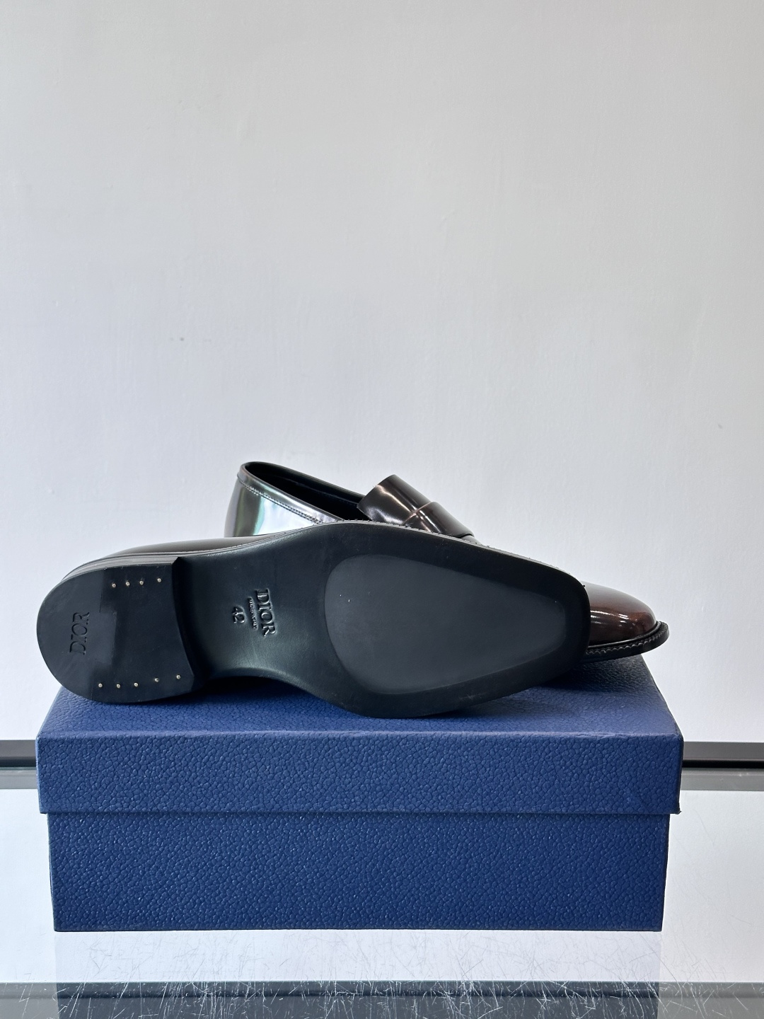 Dior男士正装皮鞋，选用优质小牛皮，亮面光泽感超赞，经典又实用，商务宴会、婚礼都能轻松驾驭。鞋底耐磨，