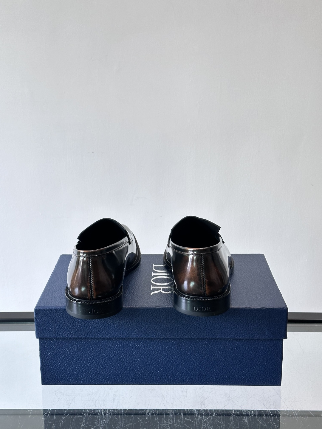 Dior男士正装皮鞋，选用优质小牛皮，亮面光泽感超赞，经典又实用，商务宴会、婚礼都能轻松驾驭。鞋底耐磨，