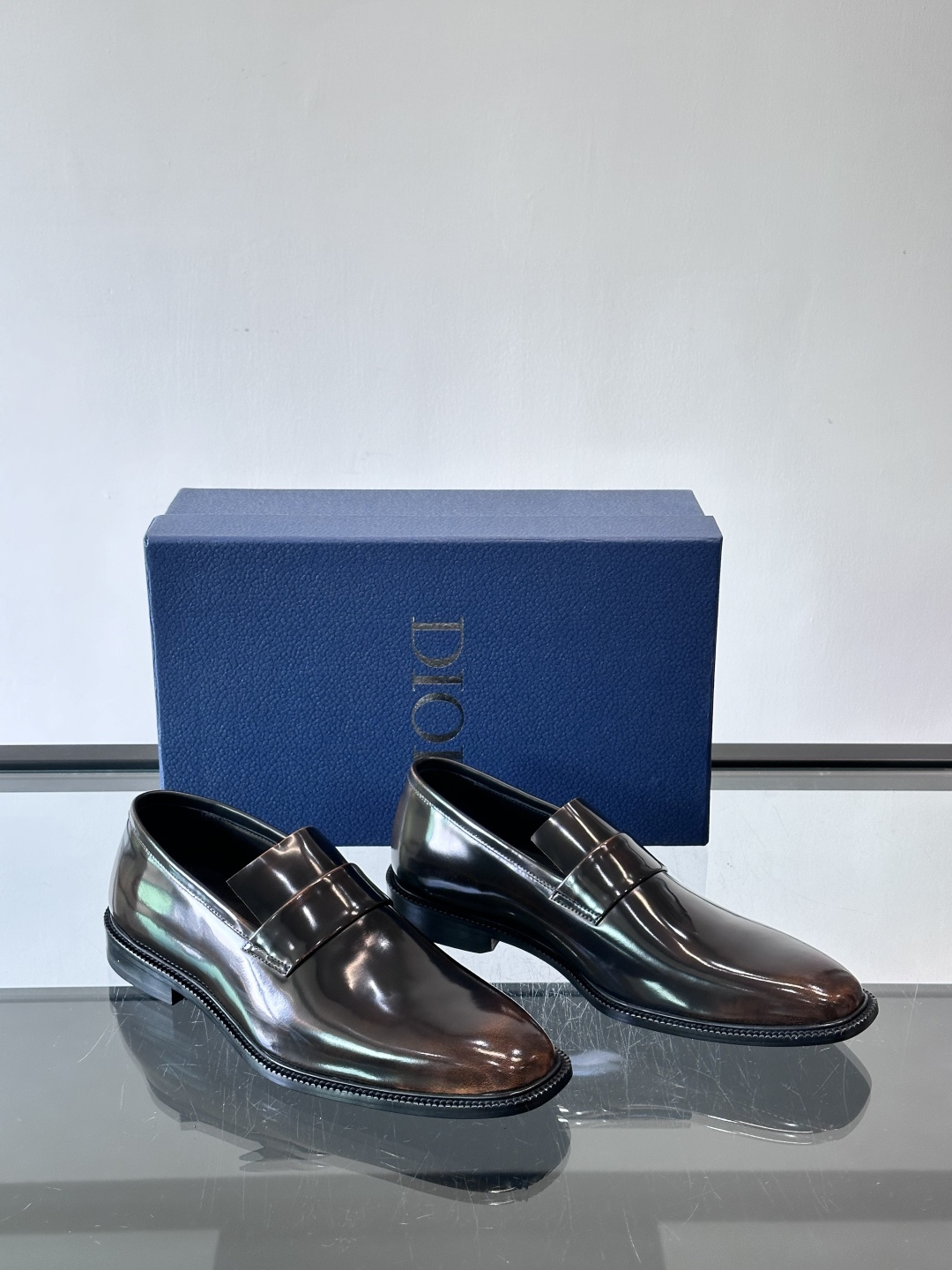 Dior男士正装皮鞋，选用优质小牛皮，亮面光泽感超赞，经典又实用，商务宴会、婚礼都能轻松驾驭。鞋底耐磨，