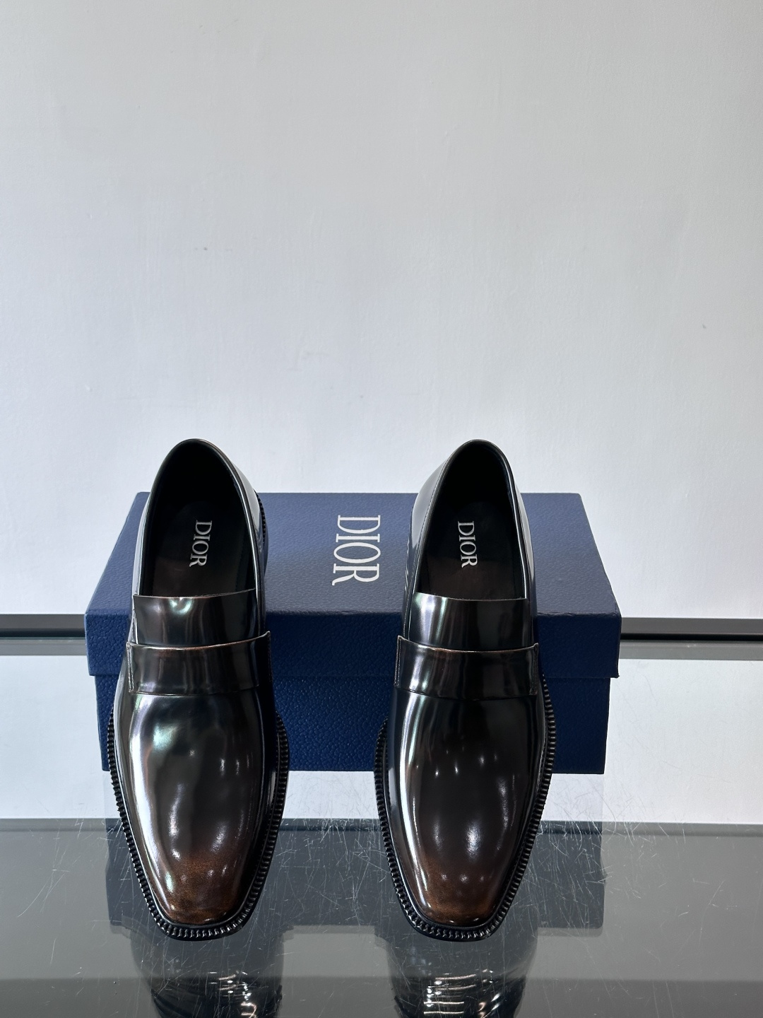 Dior男士正装皮鞋，选用优质小牛皮，亮面光泽感超赞，经典又实用，商务宴会、婚礼都能轻松驾驭。鞋底耐磨，