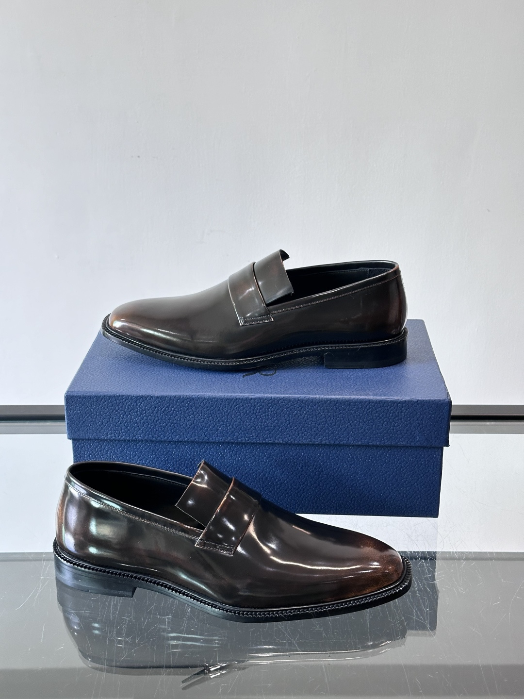 Dior男士正装皮鞋，选用优质小牛皮，亮面光泽感超赞，经典又实用，商务宴会、婚礼都能轻松驾驭。鞋底耐磨，