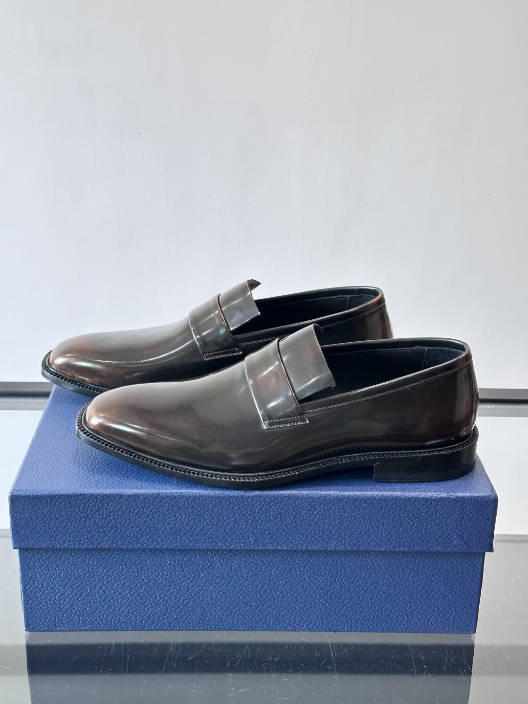 Dior男士正装皮鞋，选用优质小牛皮，亮面光泽感超赞，经典又实用，商务宴会、婚礼都能轻松驾驭。鞋底耐磨，