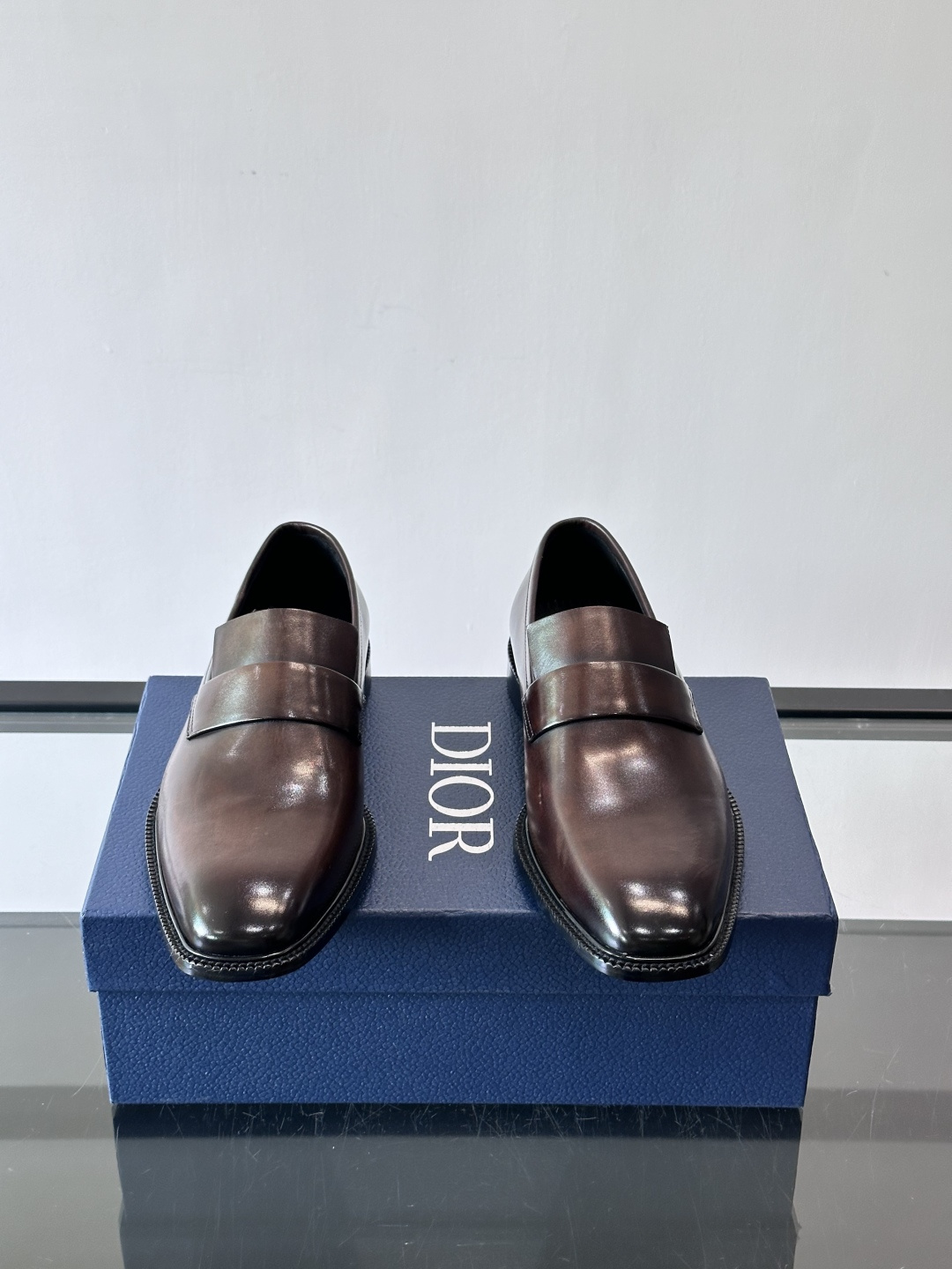 Dior男士正装皮鞋，选用优质小牛皮，亮面光泽感超赞，经典又实用，商务宴会、婚礼都能轻松驾驭。鞋底耐磨，