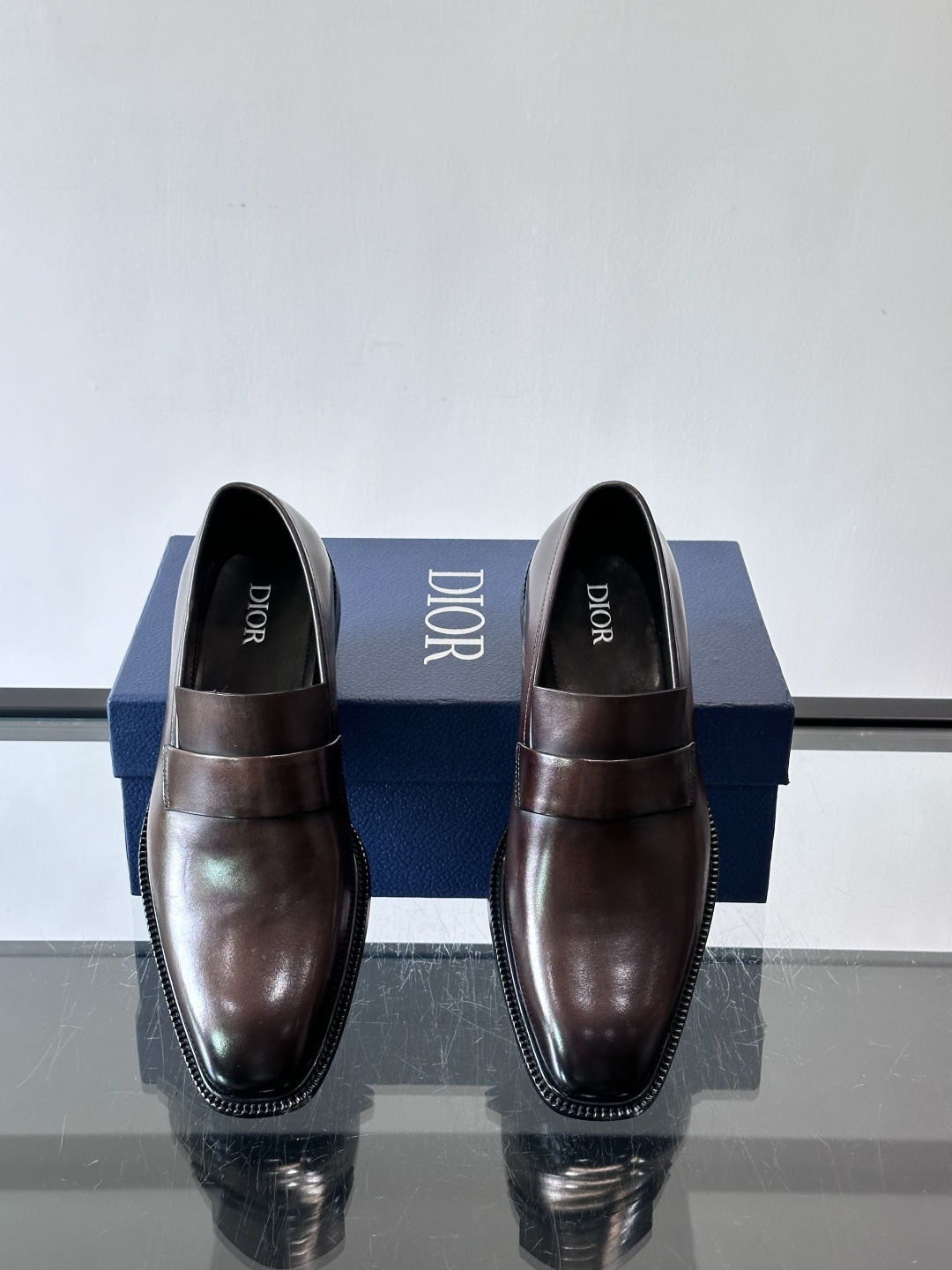 Dior男士正装皮鞋，选用优质小牛皮，亮面光泽感超赞，经典又实用，商务宴会、婚礼都能轻松驾驭。鞋底耐磨，