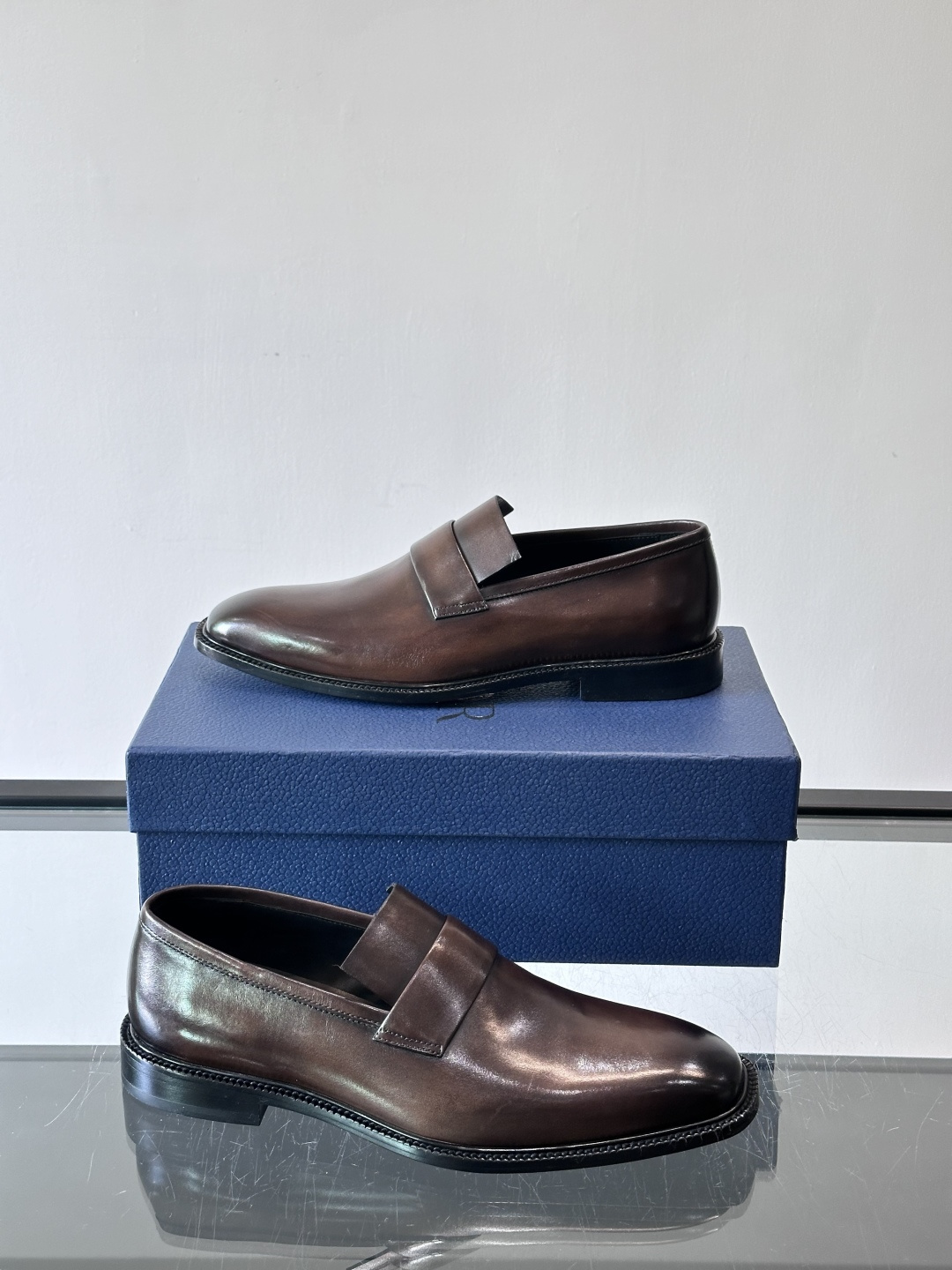 Dior男士正装皮鞋，选用优质小牛皮，亮面光泽感超赞，经典又实用，商务宴会、婚礼都能轻松驾驭。鞋底耐磨，