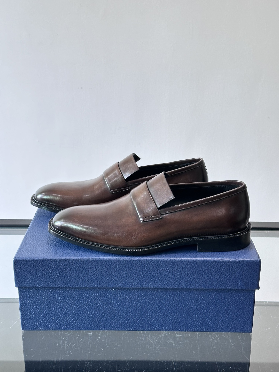 Dior男士正装皮鞋，选用优质小牛皮，亮面光泽感超赞，经典又实用，商务宴会、婚礼都能轻松驾驭。鞋底耐磨，