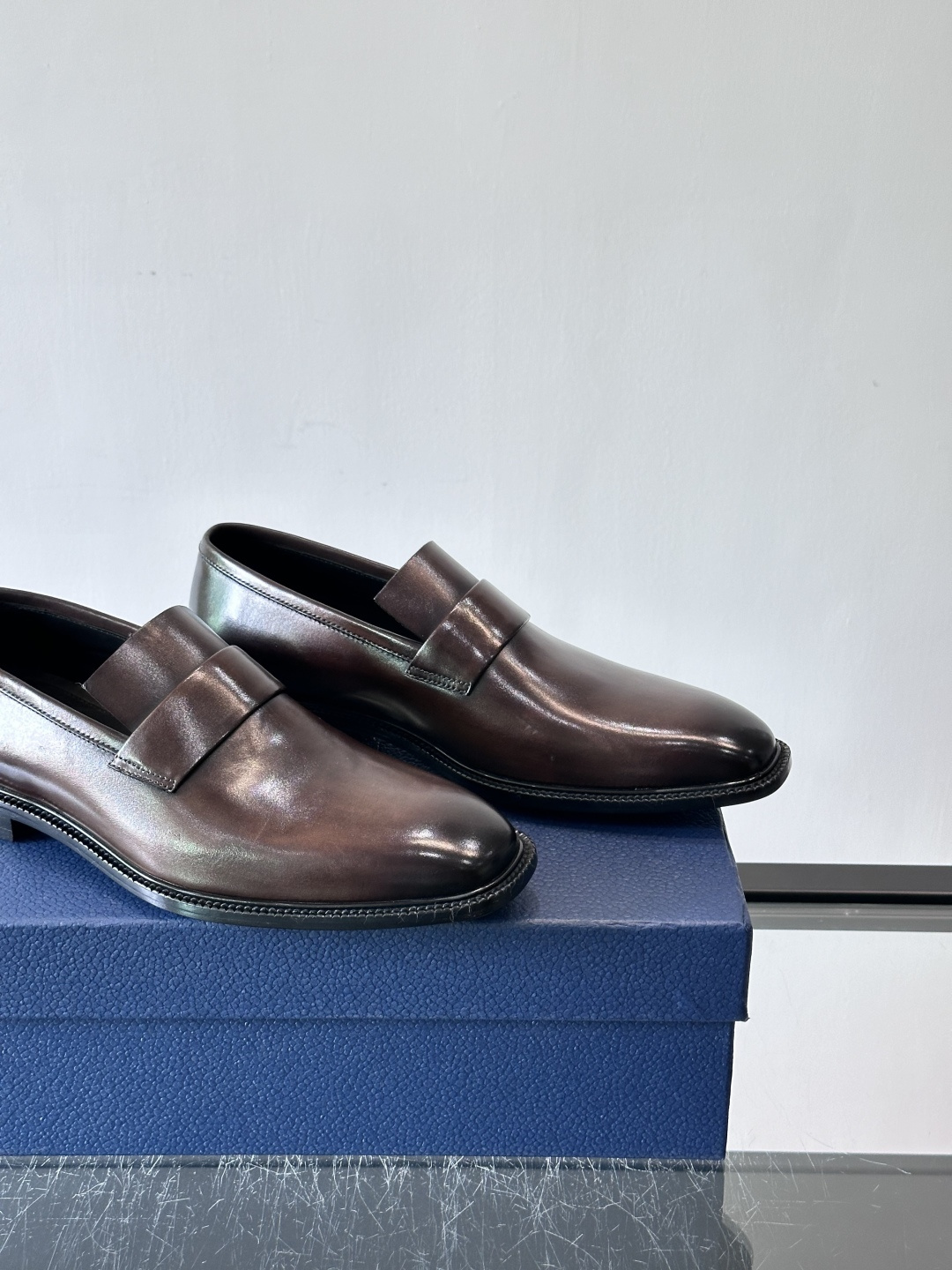 Dior男士正装皮鞋，选用优质小牛皮，亮面光泽感超赞，经典又实用，商务宴会、婚礼都能轻松驾驭。鞋底耐磨，