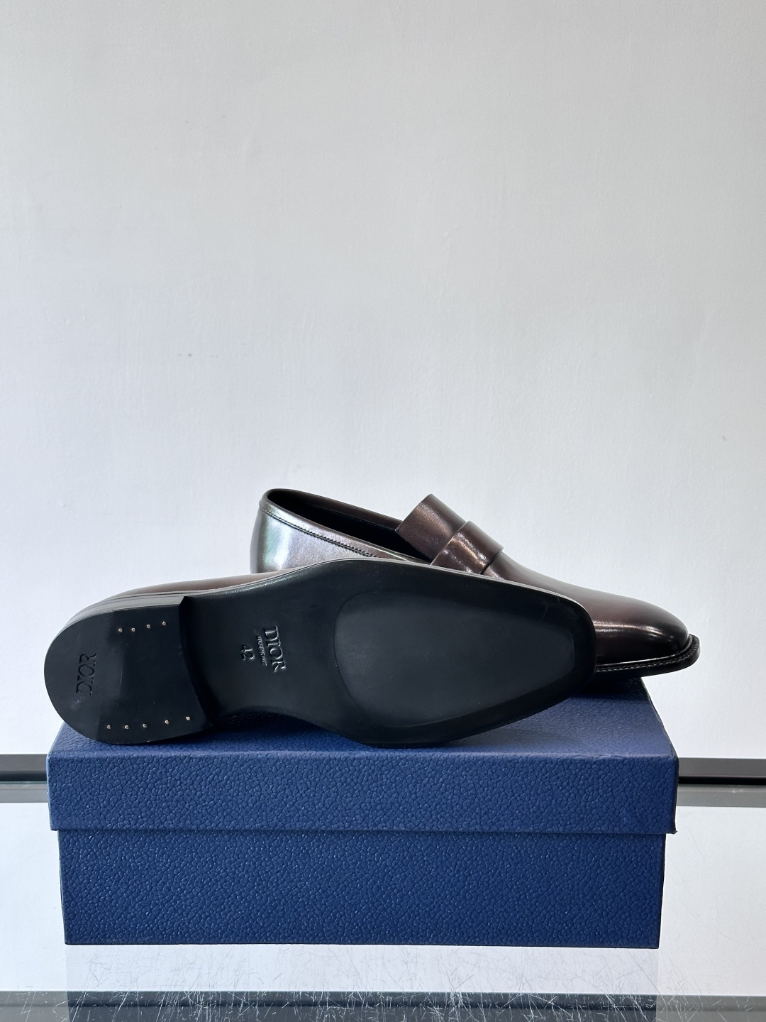 Dior男士正装皮鞋，选用优质小牛皮，亮面光泽感超赞，经典又实用，商务宴会、婚礼都能轻松驾驭。鞋底耐磨，