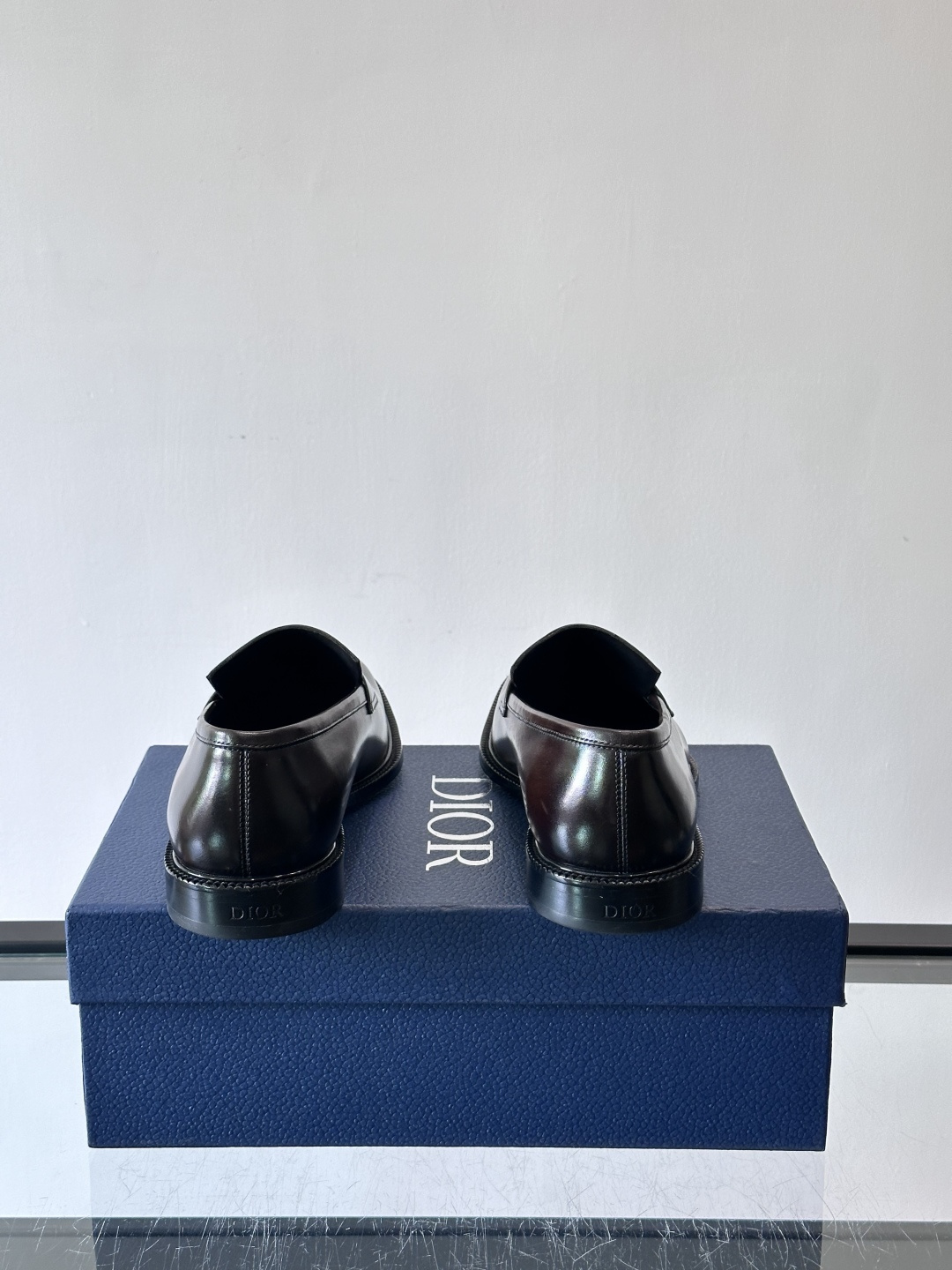 Dior男士正装皮鞋，选用优质小牛皮，亮面光泽感超赞，经典又实用，商务宴会、婚礼都能轻松驾驭。鞋底耐磨，