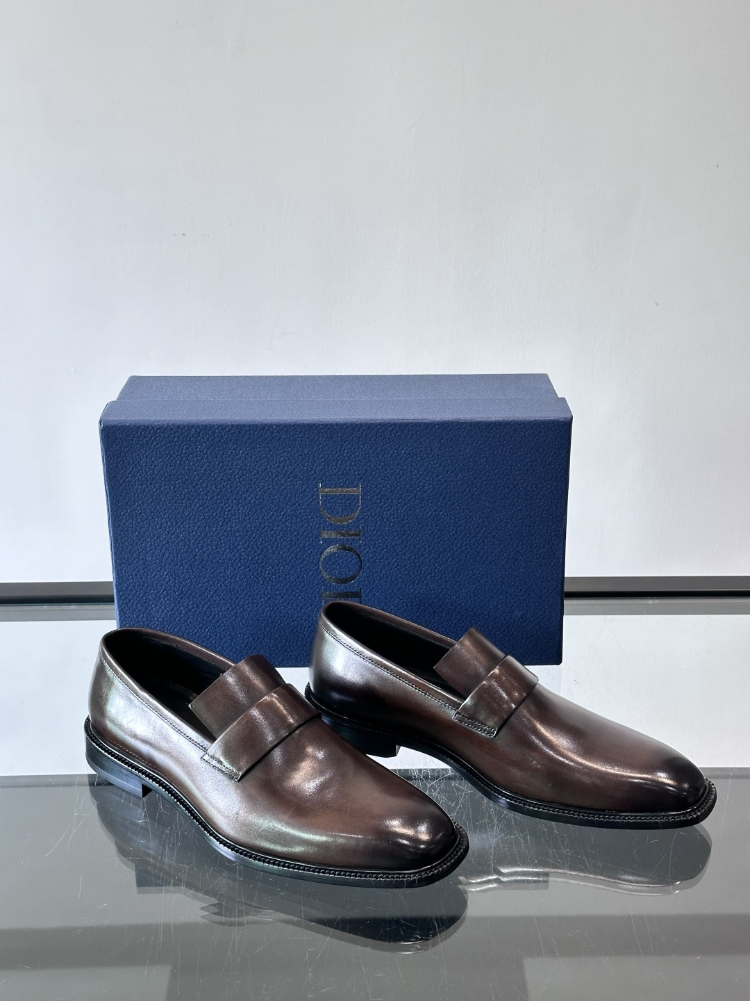 Dior男士正装皮鞋，选用优质小牛皮，亮面光泽感超赞，经典又实用，商务宴会、婚礼都能轻松驾驭。鞋底耐磨，