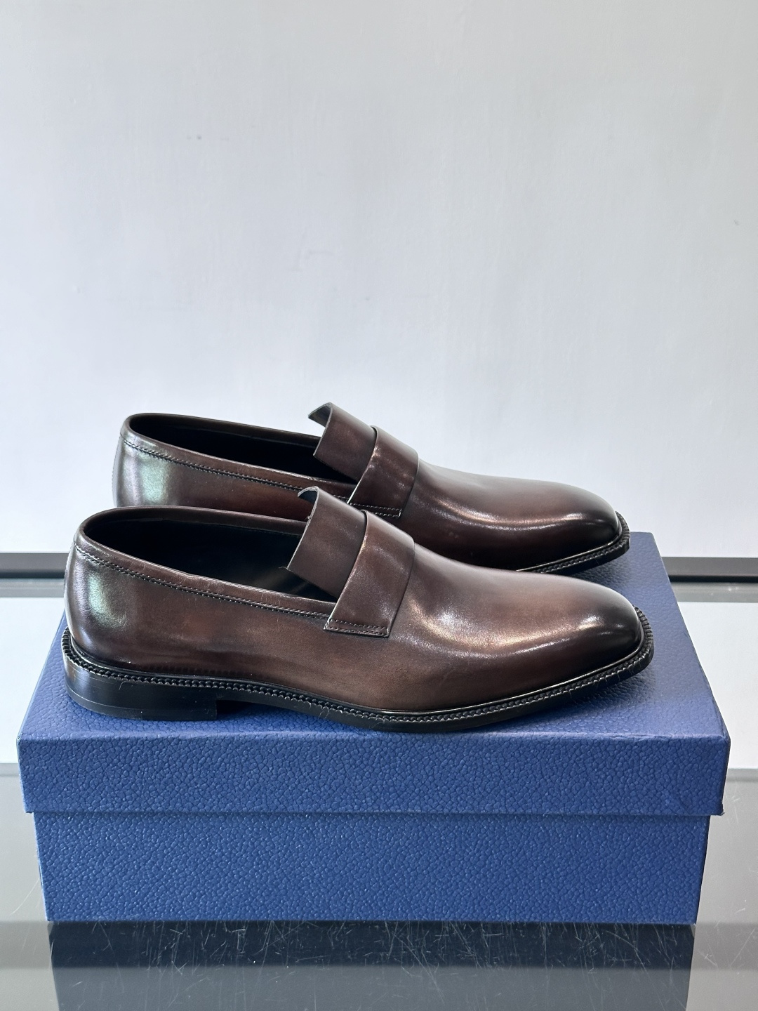 Dior男士正装皮鞋，选用优质小牛皮，亮面光泽感超赞，经典又实用，商务宴会、婚礼都能轻松驾驭。鞋底耐磨，