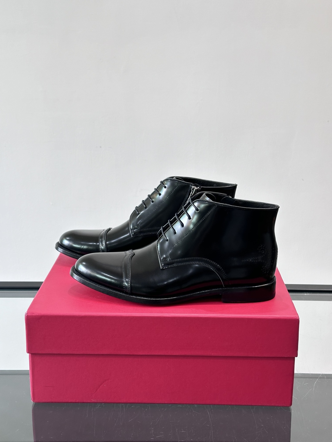F菲拉格慕男士短靴，采用进口胎牛皮，鞋面光泽感满分，质感细腻又耐用。经典牛津设计+圆头，商务正式场合都能