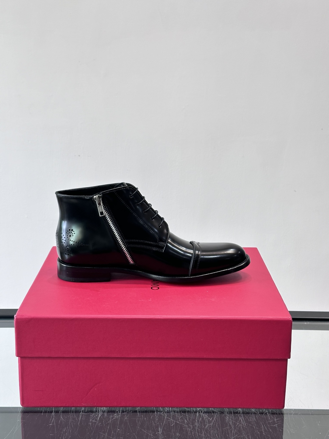 F菲拉格慕男士短靴，采用进口胎牛皮，鞋面光泽感满分，质感细腻又耐用。经典牛津设计+圆头，商务正式场合都能