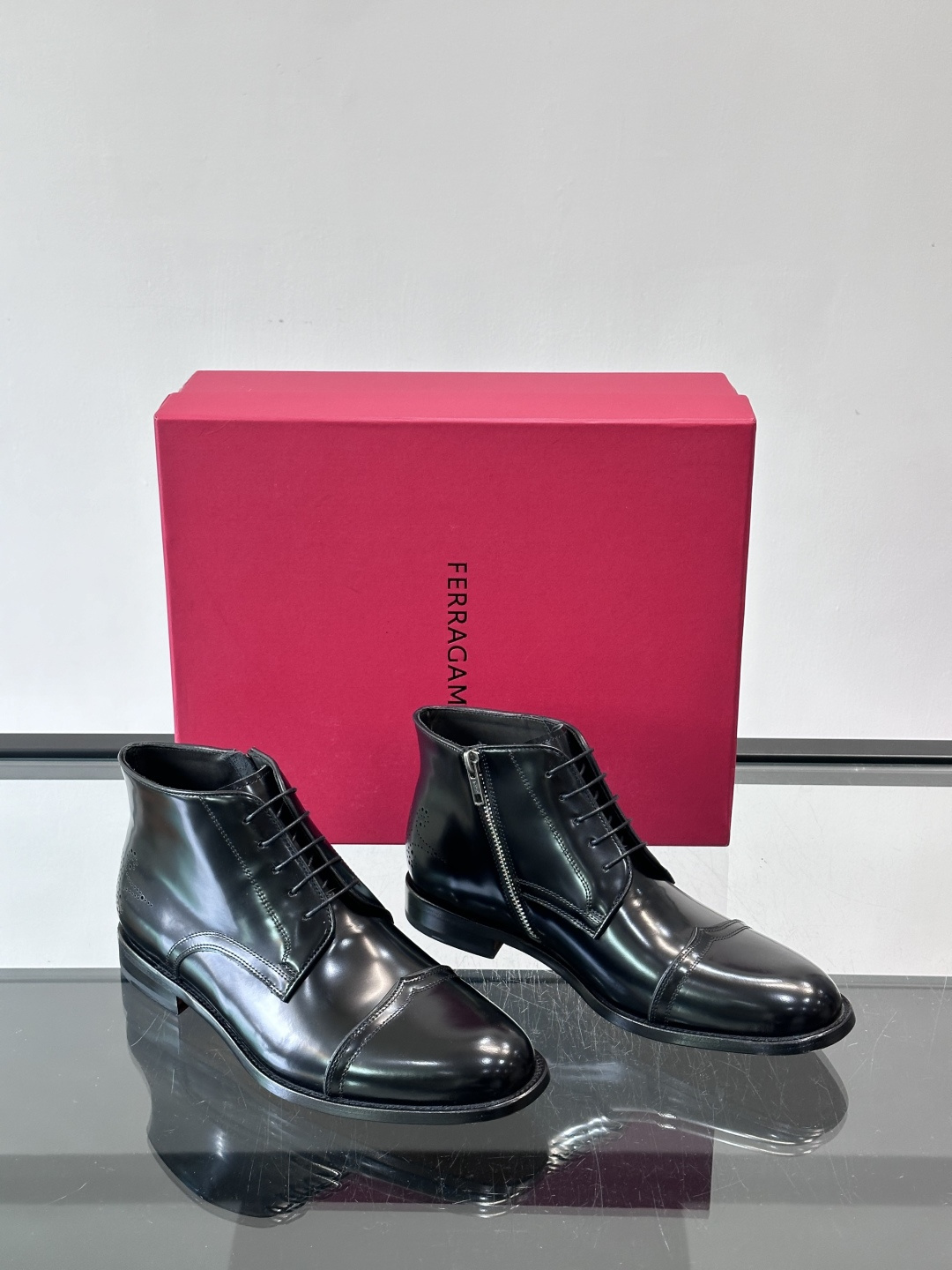 F菲拉格慕男士短靴，采用进口胎牛皮，鞋面光泽感满分，质感细腻又耐用。经典牛津设计+圆头，商务正式场合都能