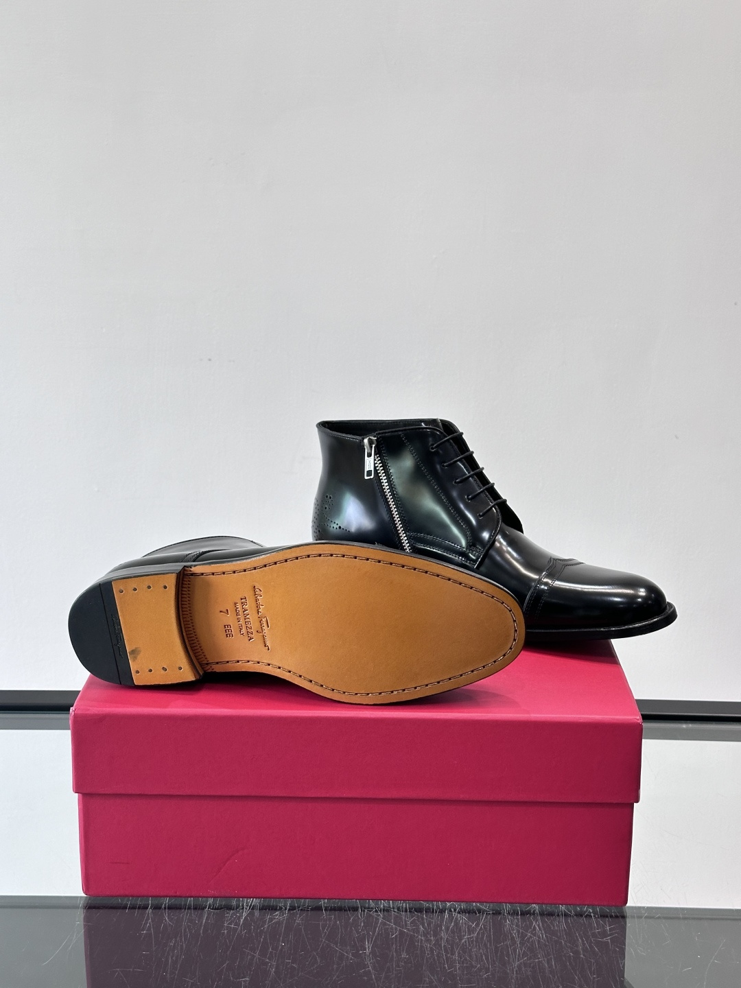 F菲拉格慕男士短靴，采用进口胎牛皮，鞋面光泽感满分，质感细腻又耐用。经典牛津设计+圆头，商务正式场合都能