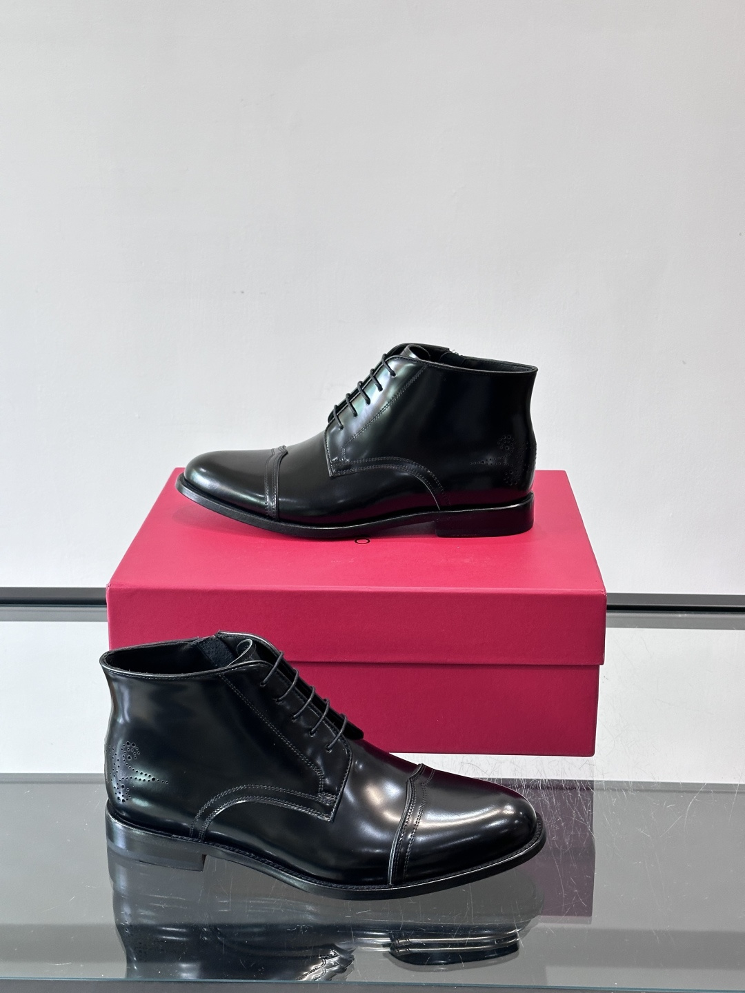 F菲拉格慕男士短靴，采用进口胎牛皮，鞋面光泽感满分，质感细腻又耐用。经典牛津设计+圆头，商务正式场合都能