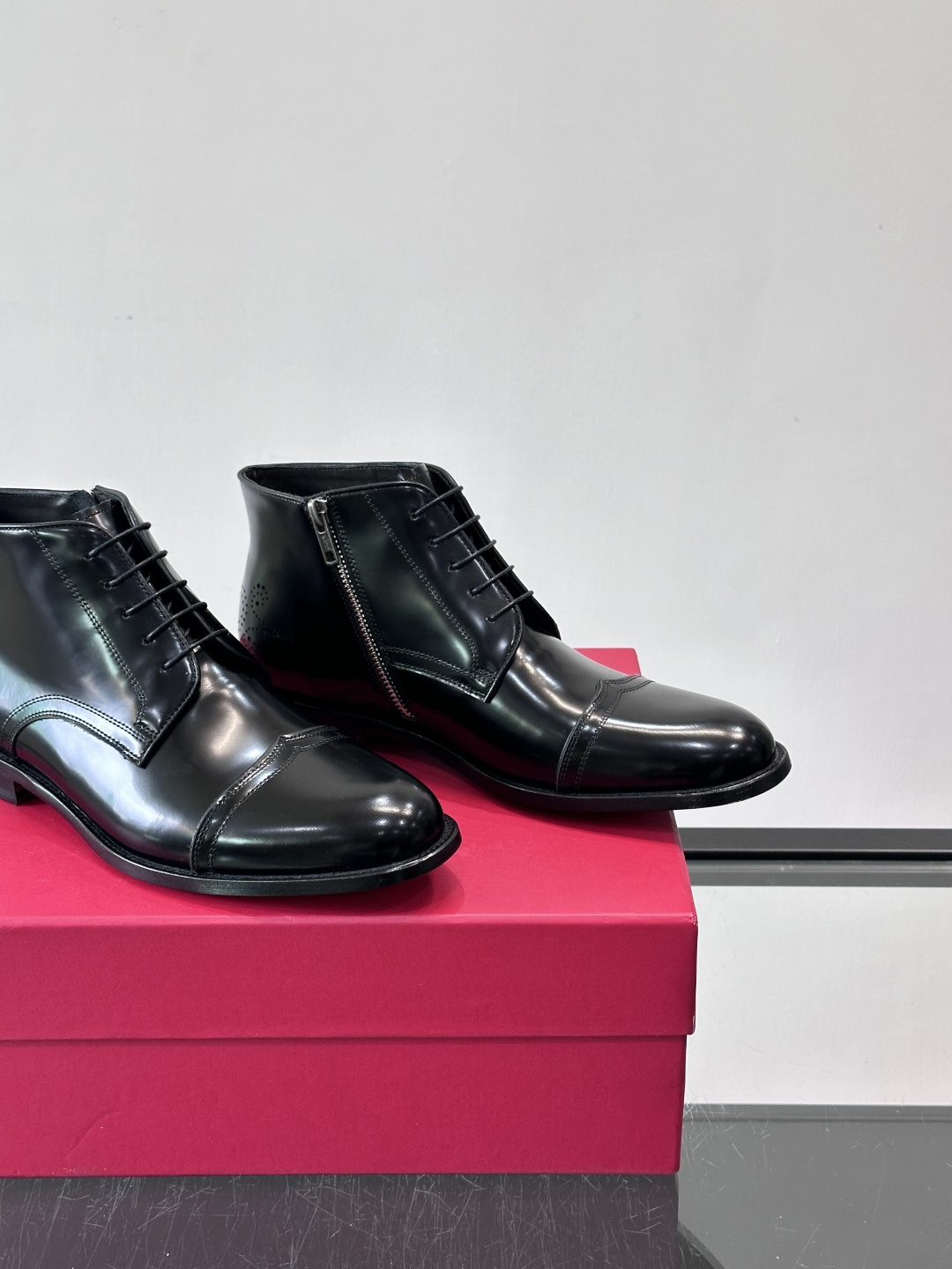 F菲拉格慕男士短靴，采用进口胎牛皮，鞋面光泽感满分，质感细腻又耐用。经典牛津设计+圆头，商务正式场合都能