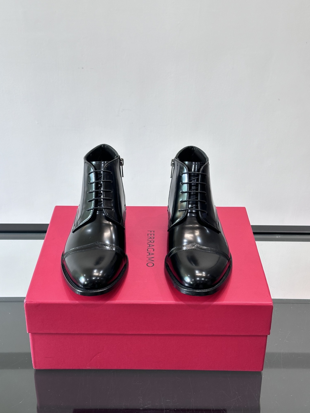 F菲拉格慕男士短靴，采用进口胎牛皮，鞋面光泽感满分，质感细腻又耐用。经典牛津设计+圆头，商务正式场合都能