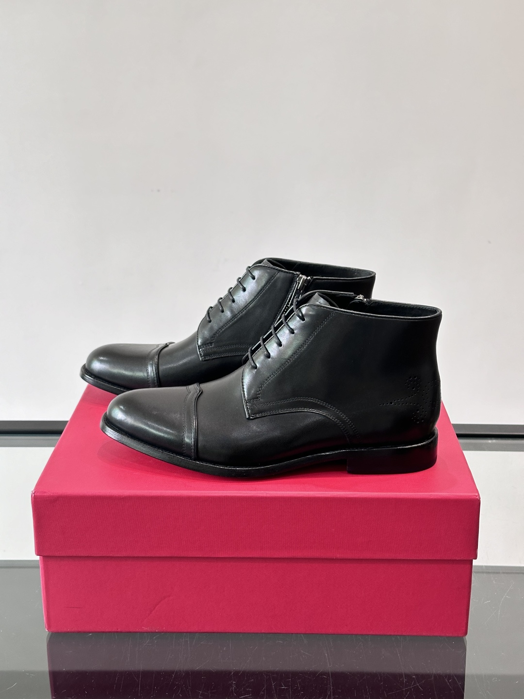 F菲拉格慕男士短靴，采用进口胎牛皮，鞋面光泽感满分，质感细腻又耐用。经典牛津设计+圆头，商务正式场合都能