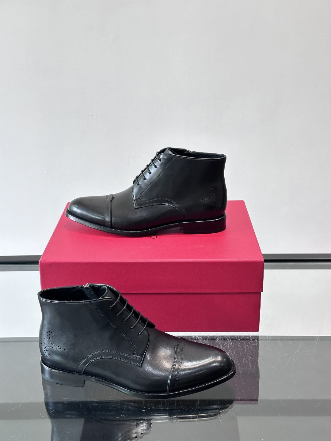 F菲拉格慕男士短靴，采用进口胎牛皮，鞋面光泽感满分，质感细腻又耐用。经典牛津设计+圆头，商务正式场合都能