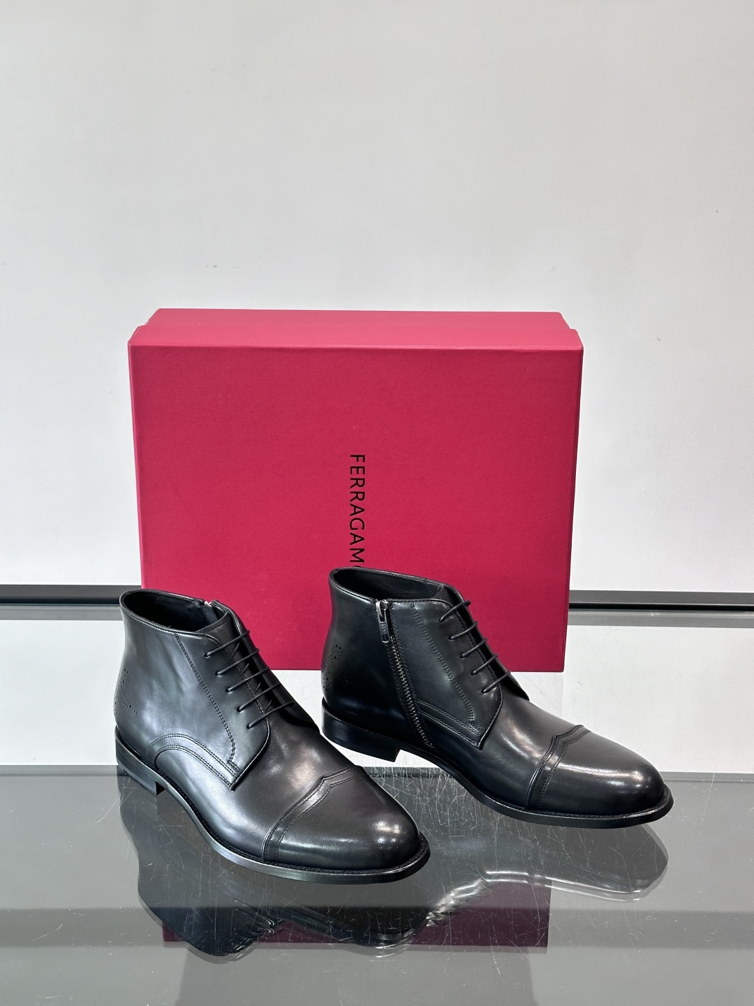 F菲拉格慕男士短靴，采用进口胎牛皮，鞋面光泽感满分，质感细腻又耐用。经典牛津设计+圆头，商务正式场合都能