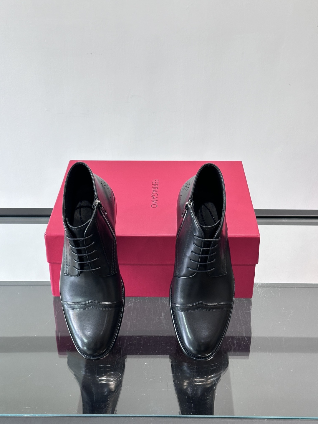 F菲拉格慕男士短靴，采用进口胎牛皮，鞋面光泽感满分，质感细腻又耐用。经典牛津设计+圆头，商务正式场合都能
