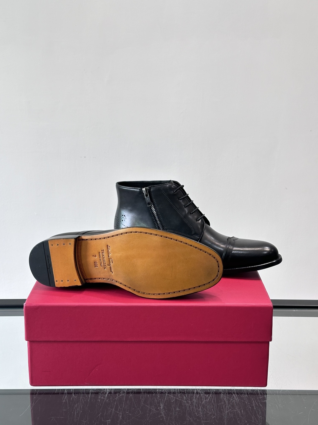 F菲拉格慕男士短靴，采用进口胎牛皮，鞋面光泽感满分，质感细腻又耐用。经典牛津设计+圆头，商务正式场合都能