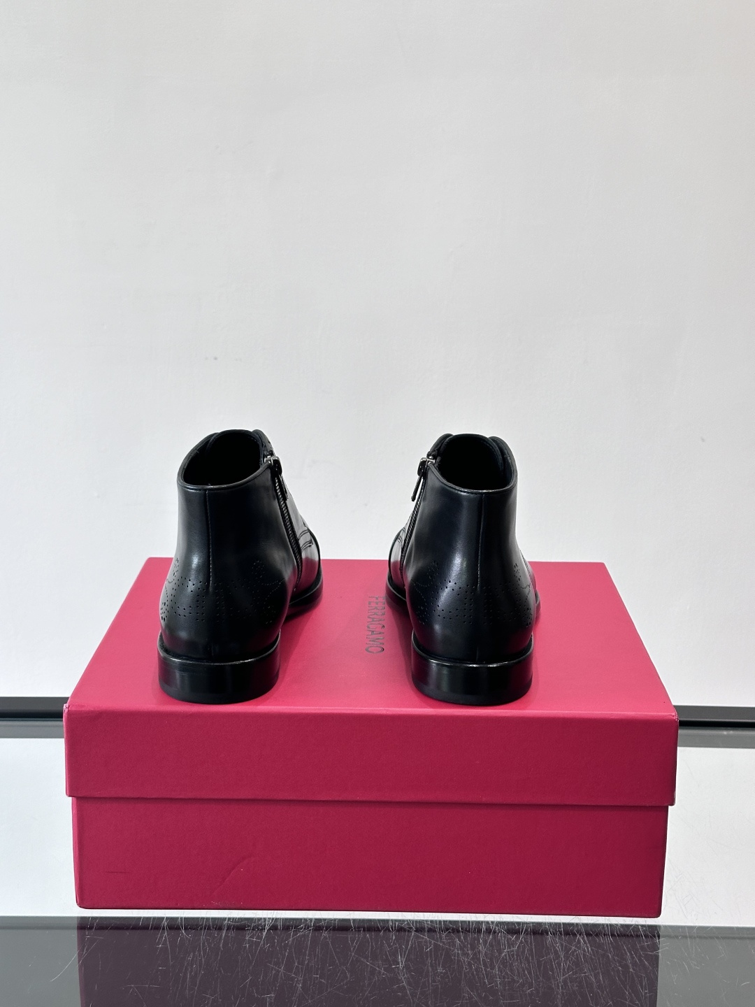 F菲拉格慕男士短靴，采用进口胎牛皮，鞋面光泽感满分，质感细腻又耐用。经典牛津设计+圆头，商务正式场合都能