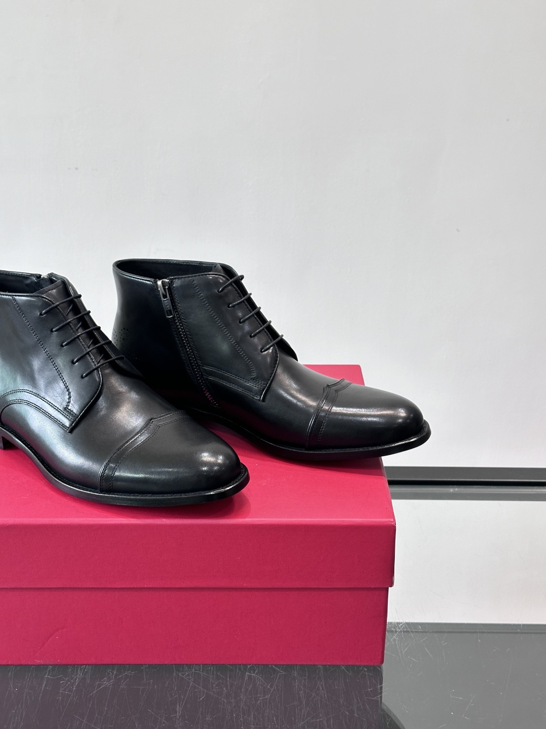 F菲拉格慕男士短靴，采用进口胎牛皮，鞋面光泽感满分，质感细腻又耐用。经典牛津设计+圆头，商务正式场合都能