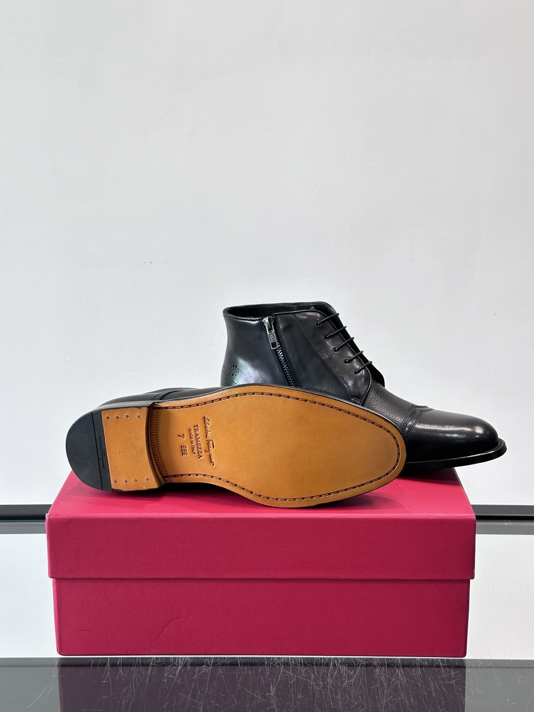 F菲拉格慕男士短靴，采用进口胎牛皮，鞋面光泽感满分，质感细腻又耐用。经典牛津设计+圆头，商务正式场合都能