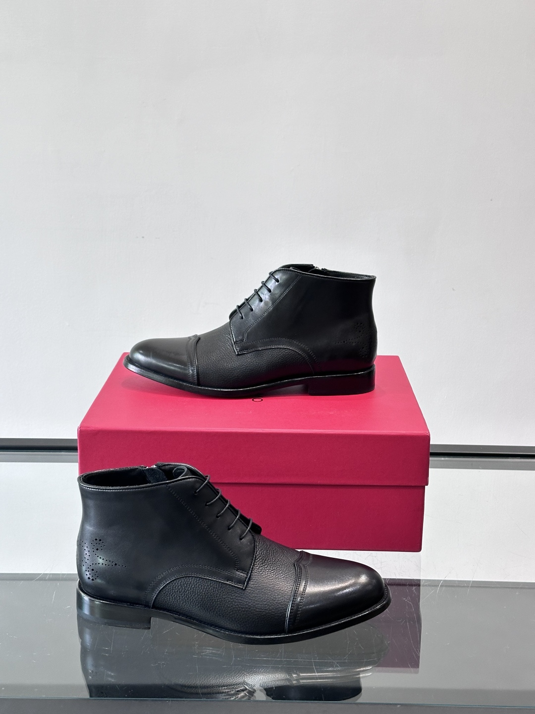 F菲拉格慕男士短靴，采用进口胎牛皮，鞋面光泽感满分，质感细腻又耐用。经典牛津设计+圆头，商务正式场合都能