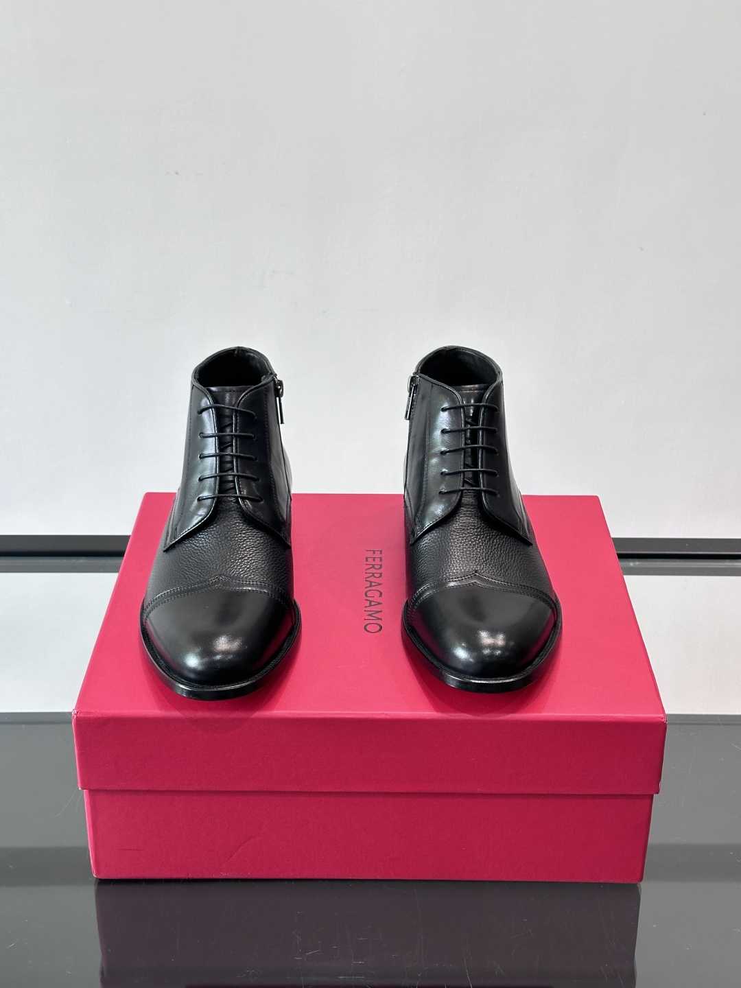 F菲拉格慕男士短靴，采用进口胎牛皮，鞋面光泽感满分，质感细腻又耐用。经典牛津设计+圆头，商务正式场合都能